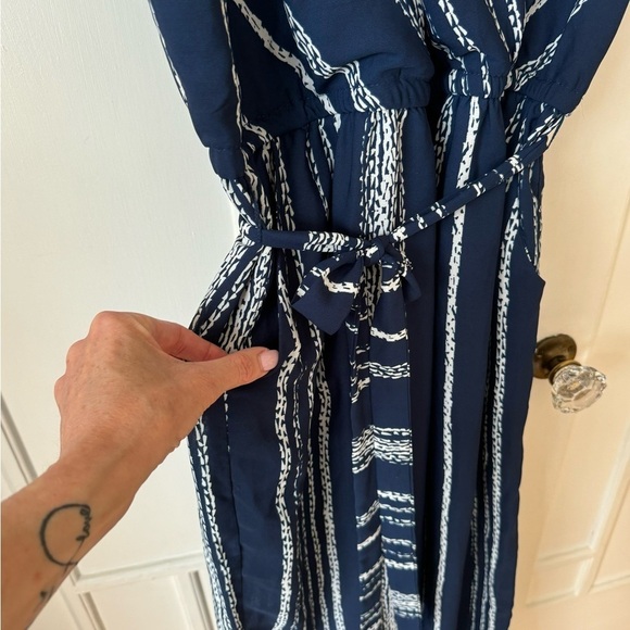 Luxology Short Sleeve lined Dressy romper/jumpsuit size Lrg Blue/White flowy - Picture 9 of 16